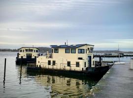 Island-dreams Hausboote Groth & Rhin, hotel u gradu 'Schleswig'