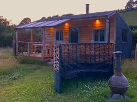 Dôl Swynol Glamping Luxury cabin with outdoor bath: Aberystwyth şehrinde bir otel