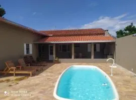 Casa acolhedora, bem aconchegante com piscina.