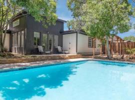 Large Home with Pool, Game Room, hotel sa Irving