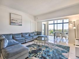 Less Than 1 Mi to Siesta Key Beach Condo with Pool, hotel din Siesta Key