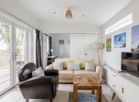 Cosy and modern 1 bedroom garden house - very dog friendly!, sumarhús í Tarves