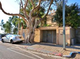 Luxury villa with a heated pool, Jakuzi and a sea view 70m from the beach, קוטג' בהרצליה