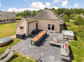 Attractive holiday home in Groningen with outdoor spa: Groningen şehrinde bir otel