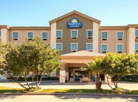 Days Inn & Suites by Wyndham San Antonio near Frost Bank Center, hotel di San Antonio