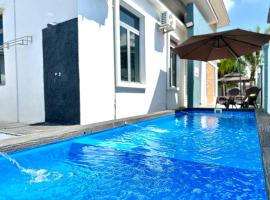 Bandar Melaka Family Bungalow Private Pool BBQ WiFi Netflix: Malakka şehrinde bir otel