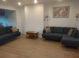 Cheltenham - 3 bedroom, parking, Disneyplus