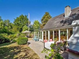 Large Holiday Home In A Peaceful And Scenic Area, hôtel à Hundested