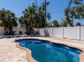 109 Gulfview Avenue - Beautiful Private Pool Home Mid Island home, hotell i Fort Myers Beach