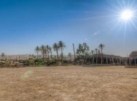 Kfar Hanokdim - Desert Guest Rooms، كوخ في أراد