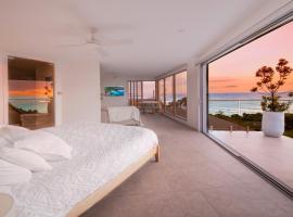 Coolum luxury apartment with king bed and expansive ocean views, hotel in Coolum Beach