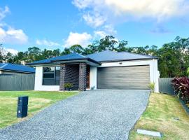 Plantation Retreat 4 Bedroom Modern Home、Landsboroughのコテージ