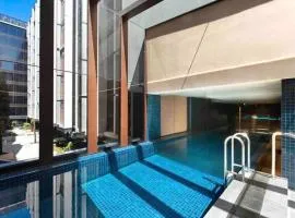 Midnight Luxe 2BR 2Bath Apartment 408 in the heart of Braddon Pool Sauna L4 Views Secure Parking Wine WiFi