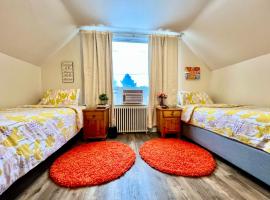 Private Room with 2 Twin Beds- Air Conditioning and Shared Bathrooms, viešbutis mieste Siatlas