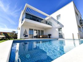 CROWONDER Villa Sunrise with Swimming Pool and Seaview, отель в Вире