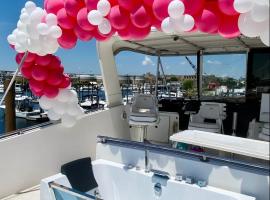 COZY CONDO OCEAN 3xDECK YACHT, отель в Бруклине