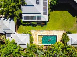 Zenhouse: 6-BR Balinese Tropical Oasis in Nightcliff Central, hotel sa Nightcliff