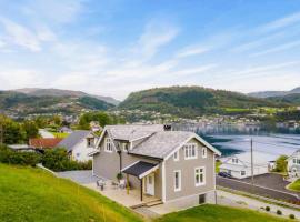 Øystese에 위치한 호텔 Hardangerfjord View - luxury fjord-side holiday home