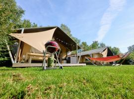 Glamping Twente، فندق في دينيكامب