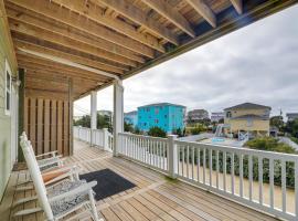 Emerald Isle Getaway with Decks and Beach Views!, hotel v mestu Emerald Isle