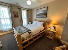 Historic Branson Hotel - Hide-A-Way Room with Queen Bed - Downtown - FREE TICKETS INCLUDED