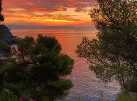 Cokkinis villa with garden overlooking the sea