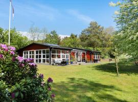 Lovely Cottage In Recreation Area, hotel i Åkirkeby