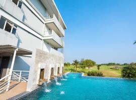 Uniland Golf & Resort, hotell i Nakhon Pathom