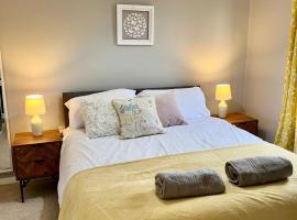 Canada House - Sleeps 6 -3 King or 6 Single Ideal for contractors, khách sạn ở Warrington