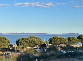 Appartement pieds dans l’eau Vue Mer Bormes Les Mimosas, hotelli kohteessa Bormes-les-Mimosas