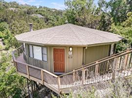 Lakefront Bungalow With Pool & Hot Tub #10, hotel v mestu Lakeway