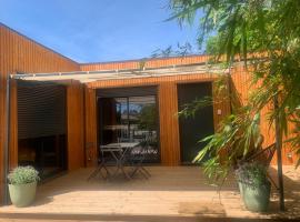 Chalet 1 contemporain dans son écrin de verdure, cottage à Montauban