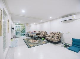 Paradise Found - 4BR, 6 min to Lee Garden, hotel Hatjajban