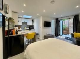 Tiny Home, Boscombe Manor, hotel di Bournemouth