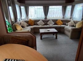 Beautiful 2 bedroomed mobile home, хотел в Абъристуит