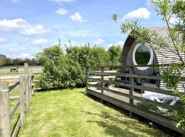 Armadilla 1 at Lee Wick Farm Cottages & Glamping: Clacton-on-Sea şehrinde bir otel