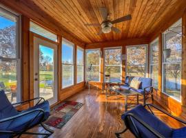 Charming Lake Geneva, Wisconsin 3BR/2Bath Home - Shagbark Waters, hotell sihtkohas Lake Geneva