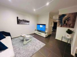 Ultra modern house 20min airport, hotel em Craigieburn