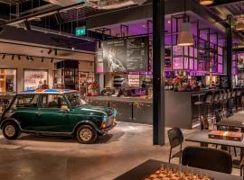 Moxy London Heathrow Airport, hotel di Hounslow