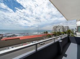 Perfect beach-side condo in Sea Point, Cape Town with ocean view, מלון בקייפטאון