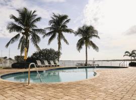 Viesnīca Dolphin Bay in Boca Ciega Resort - 2BR, Pool, Bay View pilsētā Sentpītersbērga