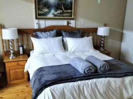 Uitenhage Apartment - 4 Graaff-Reinet Rd, готель у місті Uitenhage