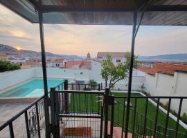 Casa Rural Oasis, una casa rural en Puertollano, agradable, con Piscina en zona tranquila, מלון בפוארטויאנו