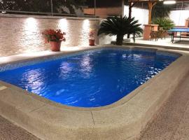 Casa en Ballenita: Piscina, Vóley, BBQ y Mar Cerca โรงแรมในบาเยนิตา