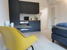 Lofoten Studio Apartment, Vestermyrveien 11 Svolvær: Svolvær şehrinde bir otoparklı otel