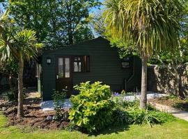 Picturesque Cabin in Cornwall, hotel in Camborne