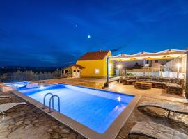 MY DALMATIA - Holiday home Agro Casa with private heated pool, viešbutis mieste Skradin