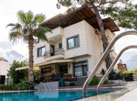 Spacious Villa with Sea and Mountain View, hotel en Kemer