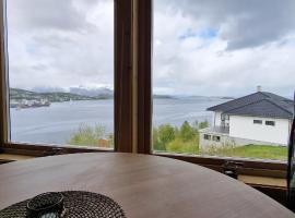 Central apartment with a view!, hôtel à Harstad