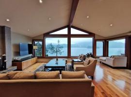 Deep Cove Stunning Waterfront Whole House – hotel w mieście North Vancouver